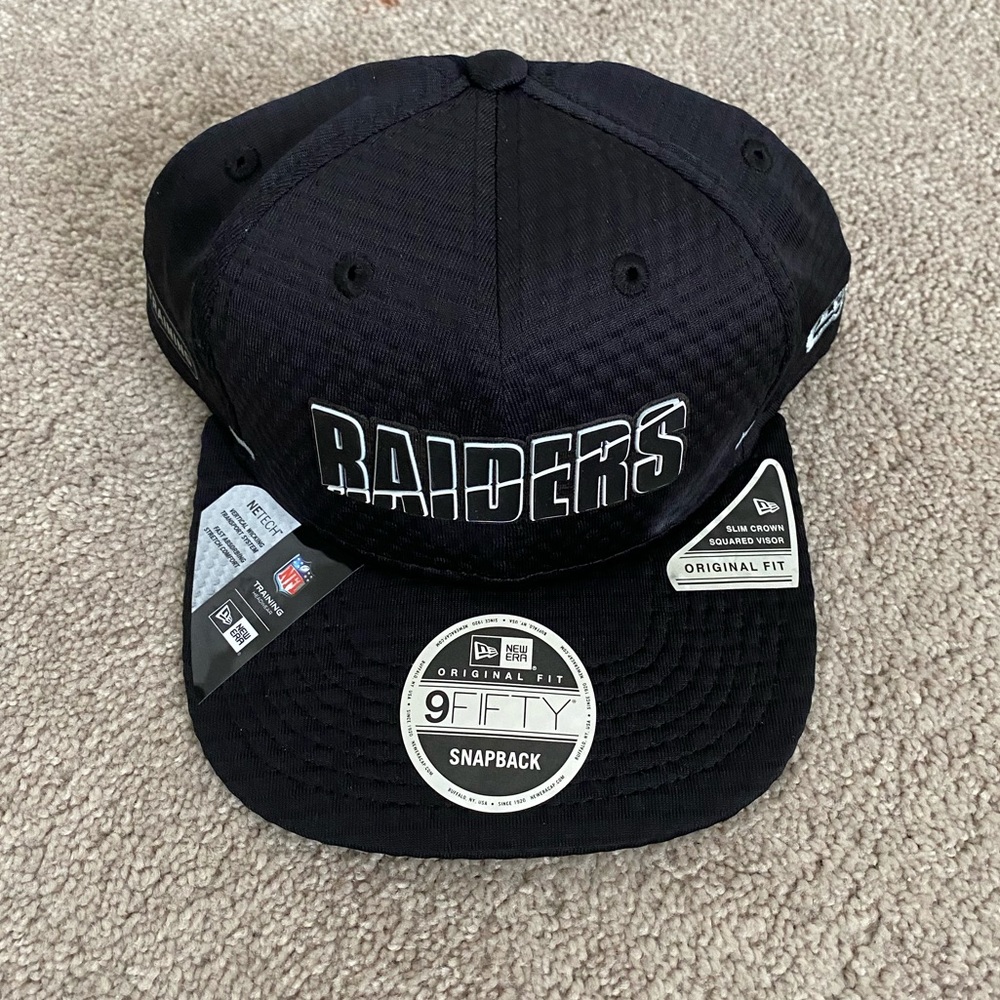 Las Vegas Raiders 2020 snapback hat.